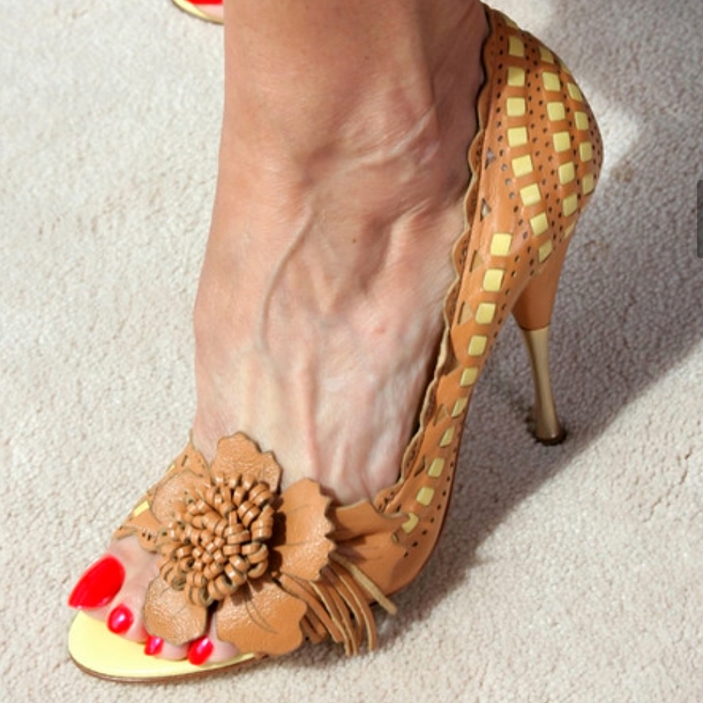 BCBG Maxazria Yellow and tan leather sandal heel with Flower accent size 10